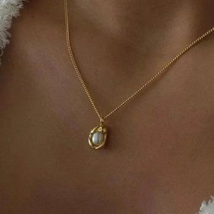 Elegant Gold and Pearl Necklace